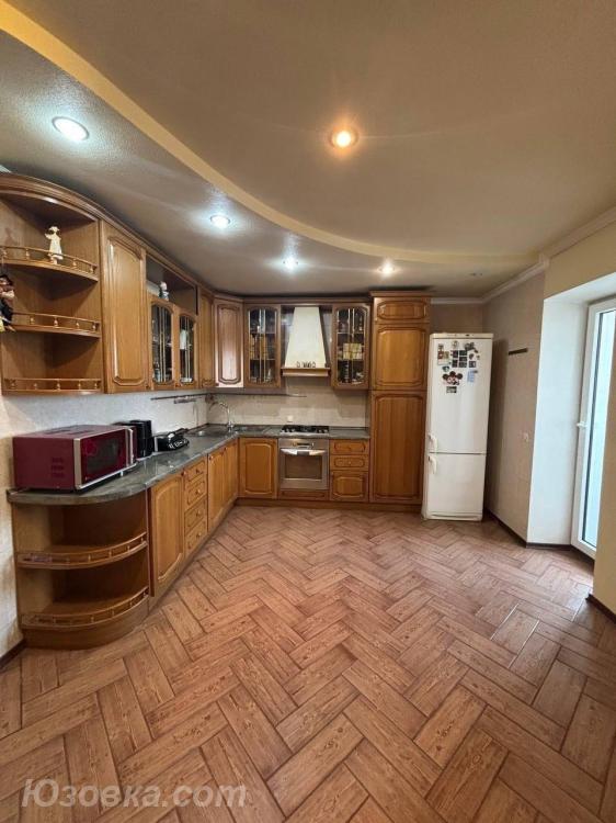 5-комн. квартира, 180 м², вторичка, 1/1 эт., ДОНЕЦК