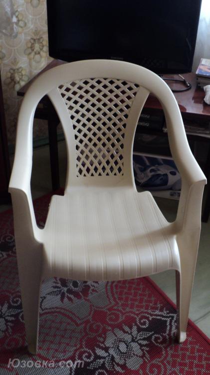 Продам пластиковые стулья-кресла